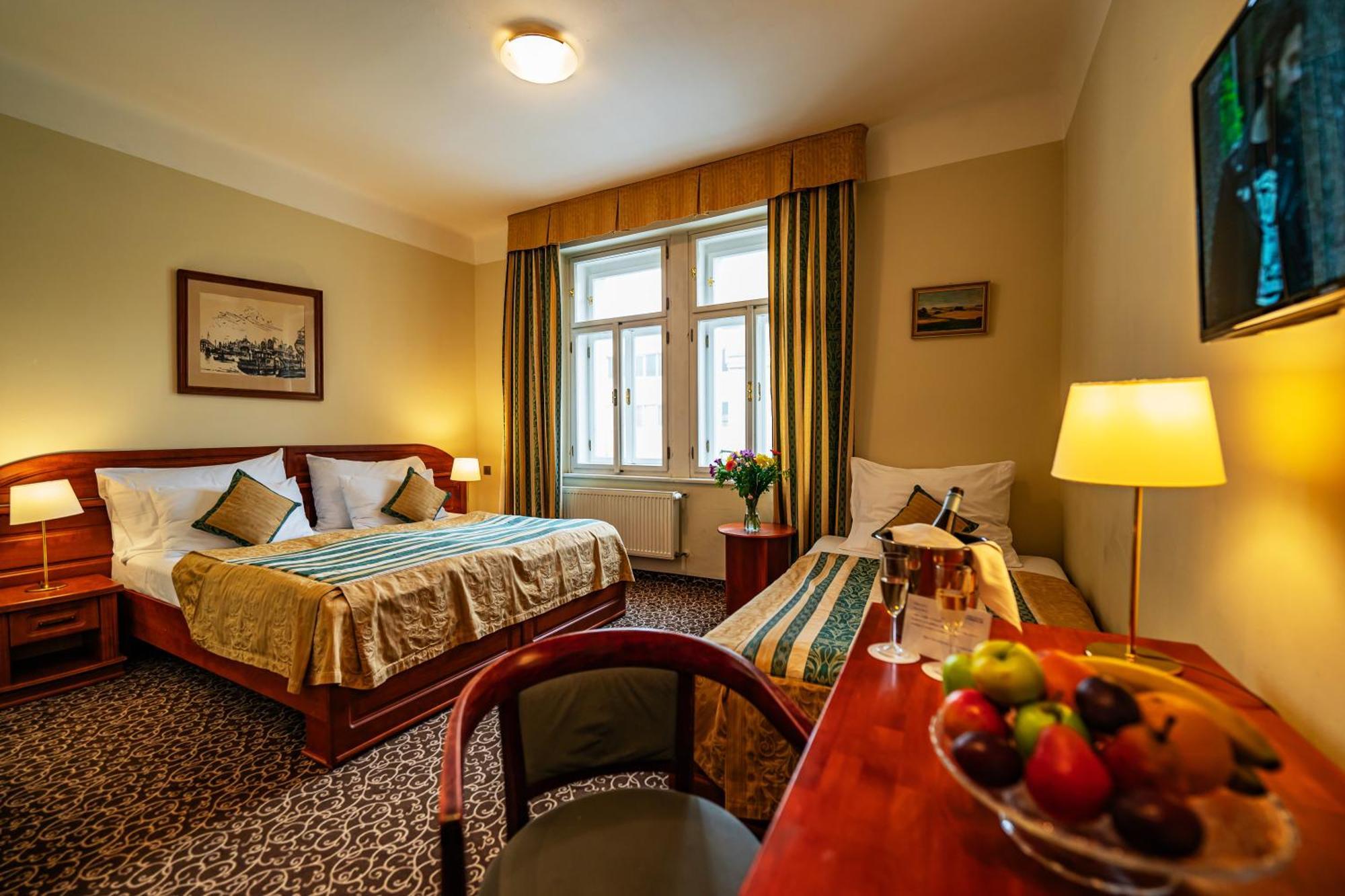 Hotel U Divadla - Czech Leading Hotels Prag Exteriör bild