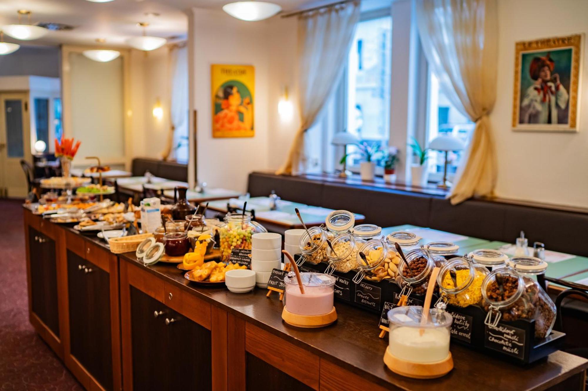 Hotel U Divadla - Czech Leading Hotels Prag Exteriör bild