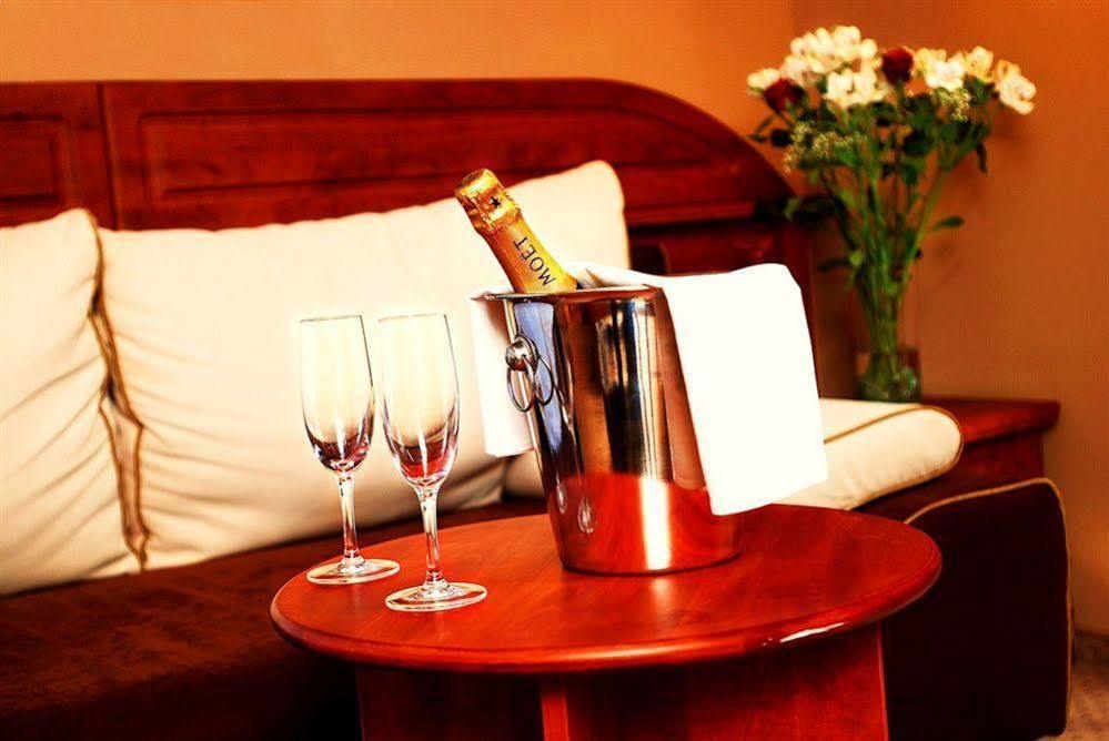Hotel U Divadla - Czech Leading Hotels Prag Exteriör bild