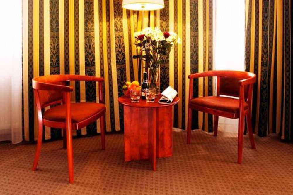 Hotel U Divadla - Czech Leading Hotels Prag Exteriör bild